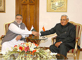 Indian Prime Minister Atal Bihari Vajpayee shakes hand with his Pakistani counterpart Mir Zafarullah Khan Jamali 