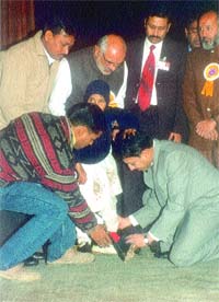 Dr Sahib Singh Verma, Union Labour Minister presenting artificial limbs to a student at a function, organised by Tarun Mitra Parishad