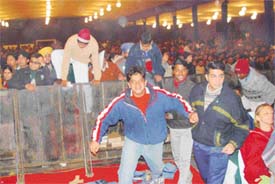 Students jump over to occupy the front seats after President APJ Abdul Kalam asked them to take the vacant seats at the Indian Science Congress at Panjab University