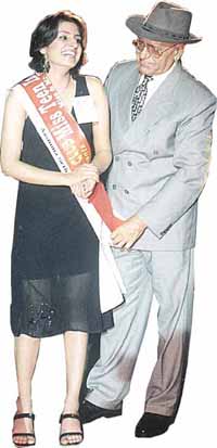 Bollywood actor Amrish Puri with winner of Miss Teen 2003 Aashima Sethi
