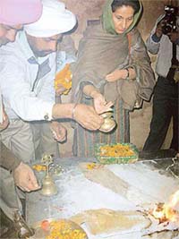 Patiala MP Preneet Kaur pays obeisance at the dhuni of Baba Ala in the Quila Mubarak Androon complex