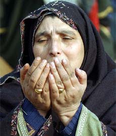 A Kashmiri woman prays for the success of India-Pakistan peace talks