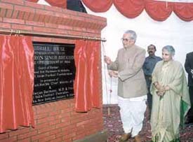 Vice-President Bhairon Singh Shekhawat lays the foundation stone of the Football House at Dwarka in New Delhi