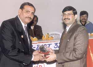 Mr R. P. Gautam, Vice District Governor, Lions Club, Delhi Preet Vihar, felicitating Dr Dinesh Singh, Head, Radiation Oncology, Dharamshala Cancer Hospital and Research Centre at a public lecture on cancer awareness.