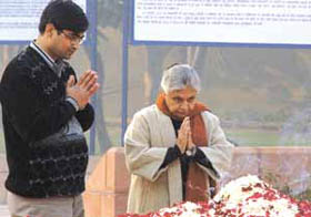 Delhi Chief Minister Sheila Dikshit paying homage to Lal Bahadur Shastri on his 38th death anniversary at Vijay Ghat in the Capital on Sunday.