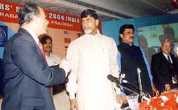 Union IT Minister Arun Shourie with Andhra Pradesh Chief Minister N. Chandrababu Naidu at the second Asia IT Ministers Summit in Hyderabad