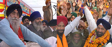 SAD (A) President Simranjit Singh Mann and Lok Bhalai Party President Balwant Singh Ramoowalia at a rally at Muktsar on the occasion of Maghi Mela