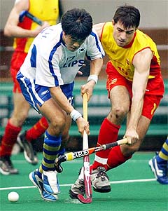 South Korea's Seo Jong Ho is challenged by Spain's Albert Moreno during their match at the Sultan Azlan Shah Cup 