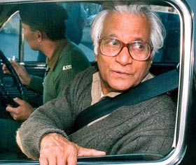 Defence Minister George Fernandes speaks to the media in Patna after his car and a truck collided in thick fog