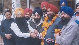 The councillor from Ward No. 36, Mr Rajinder Singh Bhatia honours the Mayor, Mr Nahar Singh Gill, during a sangat darshan programme at Basti Abdullapur