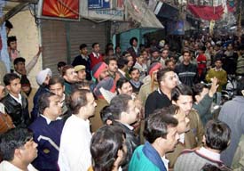 Traders raise slogans against Income Tax officials who had come for a survey in some jewellers shops at the local Sarafa Bazar in Ludhiana