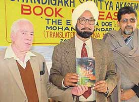 Maj-Gen Himmat Singh Gill and Dr Rana Nayyar, on the occasion of the release of "The Eye of a Doe", a collection of short stories by Punjabi litterateur Mohan Bhandari