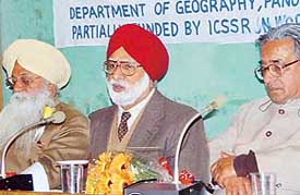 Prof G.S. Gosal delivers the inaugural address at the national seminar on Regional dimensions of population, agriculture and environment in India since 1990s in ICSSR Complex, Panjab University