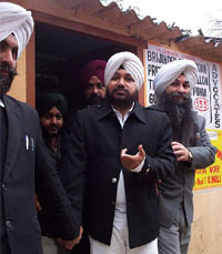 Daler Mehndi being taken to a court in Patiala