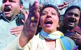 Congress activists protesting against Pramod Mahajan for his comments against Priyanka and Rahul Gandhi