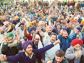 Members of the co-ordination committee of Government and MC Employees and Workers, UT, Chandigarh, stage a dharna at Sector 17, Chandigarh