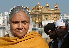 Ms Sheila Dikshit, Chief Minister, Delhi, at the Golden Temple