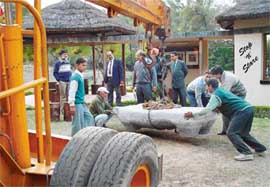 A sculpture of Vinod Singh of Banaras Hindu University being installed by a crane on the concluding day of National Sculptors Camp at Leisure Valley, Sector 10, Chandigarh