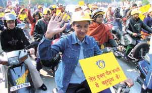 Women on two-wheelers spread the message of ‘Empower Women and Save Oil’ in the Capital