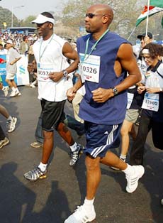 US athletes Mike Powell and Michael Johnson run in the Mumbai International Marathon