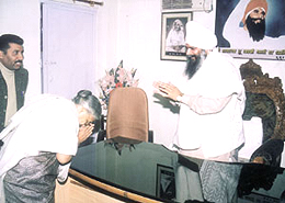 Delhi Chief Minister Shiela Dikshit taking blessings from Maharaj Charvinda Das Teer Tarakkadiji during the silver jubilee celebration of the Satguru Darshan Dham 
