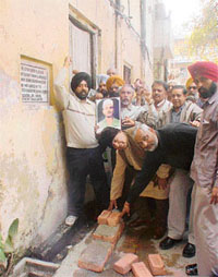 Dr Hardip Singh, Mr Mohan Lal Jhanji and Mr Bharat Bhushan Thapar commence work on the Sukhdev Thapar Memorial