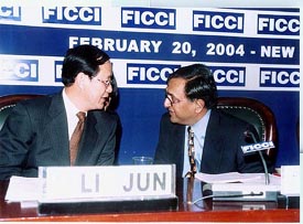 FICCI president Y.K. Modi and China Entrepreneurs Forum general secretary Li Jun   exchange views