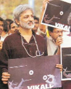 Noted documentary filmmaker Anand Patwardhan leads a Vikalp protest