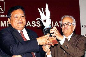MP and former RBI Governor Bimal Jalan presents 'JRD Tata Corporate Leadership Award' to Mr AM Naik, Chairman and Managing Director, Larsan & Tourbo Ltd, on the foundation day of AIMA in New Delhi 