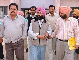 Mr. Ashutosh, DSP, Vigilance Bureau, leads a team which arrested Patwari Gurjeet Singh at Bathinda 