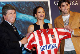 Spanish soccer club Atletico Madrid's President Enrique Cerezo and footballer Veljko Paunovic give US actress Halle Berry their team shirt during the presentation of the film Gothika in Madrid 