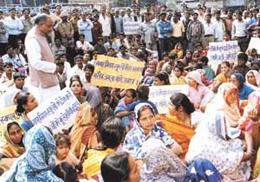 Vijay Goel with the parents of the MCD schoolchildren in the Capital on Wednesday.
