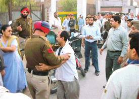 Policemen pacify agitators near Basti Jodhewal in Ludhiana