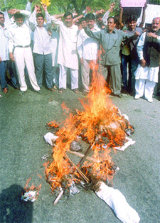 Activists of the Indian Justice Party burning the effigy of Minister of Disinvestment Arun Shourie on the issue of government shares at Jantar Mantar