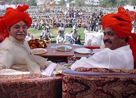 BJP National General Secretary Pramod Mahajan and Minister of State for Home I. D. Swami at a BJP rally