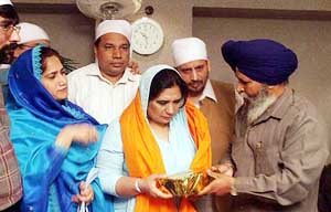 Dr Farzana Najir, Parliamentary Secretary, Health, Government of Punjab, Pakistan, and head of the 15-member delegation of doctors from Pakistan, gets a siropa from a Golden Temple official in Amritsar on Sunday. 
