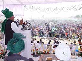 Indian Lok Dal President Om Prakash Chautala addresses a mammoth rally at Jhajjar