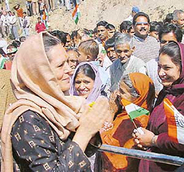 Ms Sonia Gandhi acknowledges the greetings of the supporters during her road show at Samloti in Palampur on Wednesday. 
