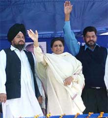 Mayawati acknowledges the greetings at a rally in Jalandhar