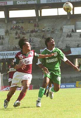 Mohun Bagan striker Akumao and Salgaocar defender Bernard Pires struggling for the ball