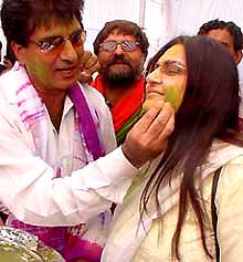 Bollywood actor and Rajya Sabha MP Raj Babbar puts colour on a women business delegate from Pakistan 