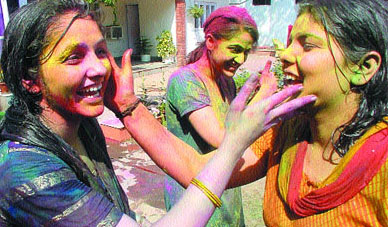 Women enjoying Holi Mangal Milan function in the Capital