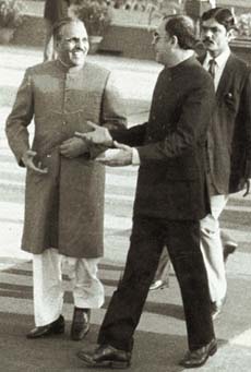 Gen Zia-ul-Haq with Rajiv Gandhi before the cricket match in Jaipur in 1987
