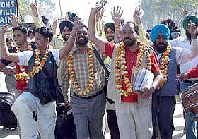 Indian theatre artistes wave to mediapersons at Wagah joint check-post before leaving for Pakistan