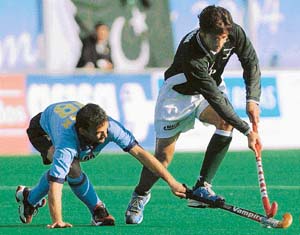 Pakistans Mudassar Ali Khan fights Indias Viren Rasquinha for the ball 