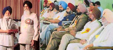 Mr Surjit Singh Barnala, Governor, Andhra Pradesh, honours Mr Charanjit Singh Atwal at Gujjarwala Khalsa College