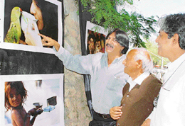 Azher Jafri explains the setting of his images to Nek Chand while Shahid Mirza looks on.