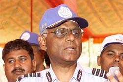 Air Chief Marshal S. Krishnaswamy talks to mediapersons in Pokhran 