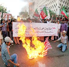Pakistan's minority Shia Muslims burn a US flag
