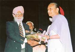 Brig Sant Singh MVC & bar (retd), president WDI, presents a bouquet to Amarjit Kaur, daughter of Nb-Sub Nand Singh, VC, MVC (posthumous), at Tagore Theatre, Chandigarh.